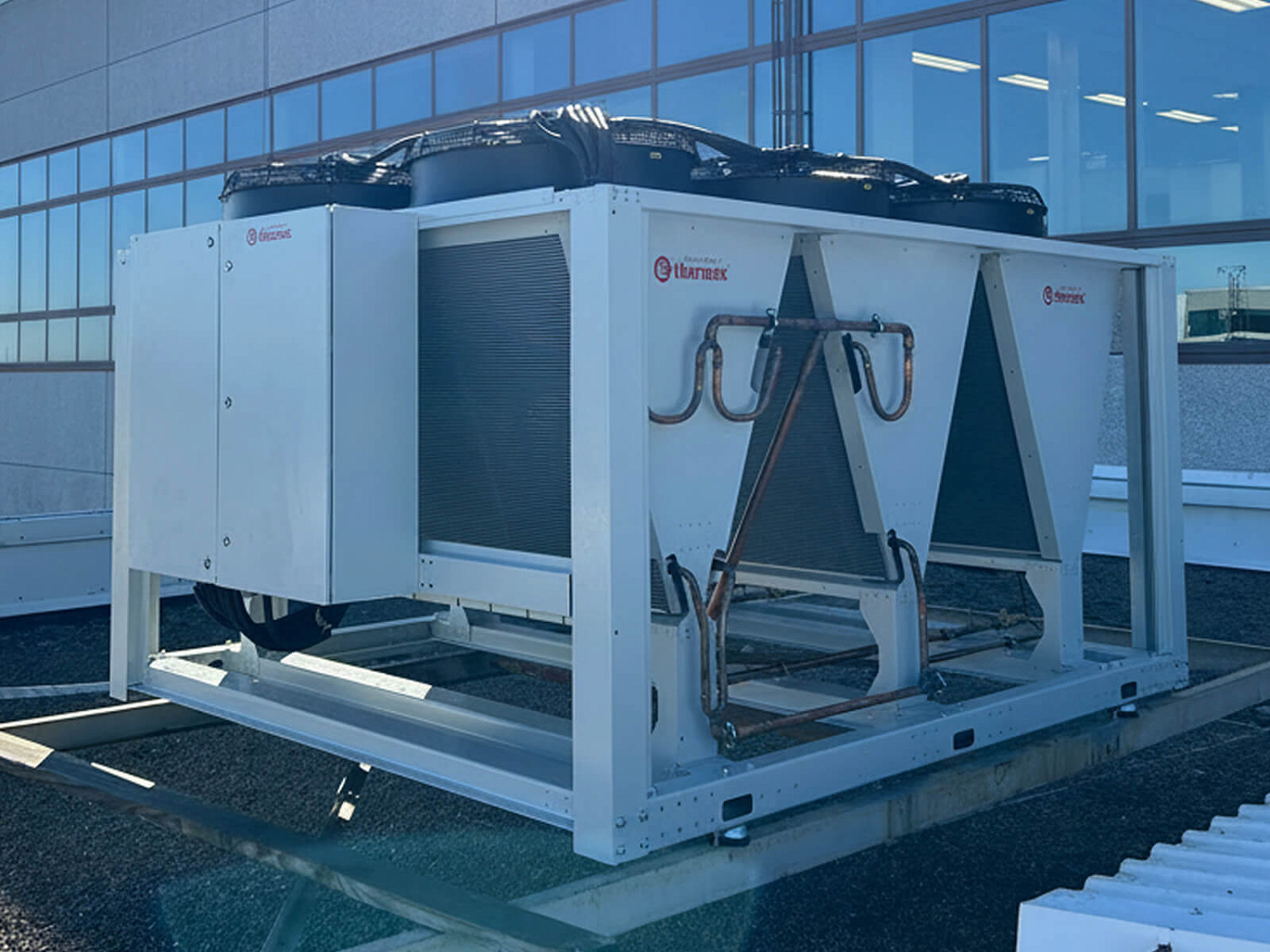 Выносной воздушный конденсатор Thermex Energy TEC на здании АБК