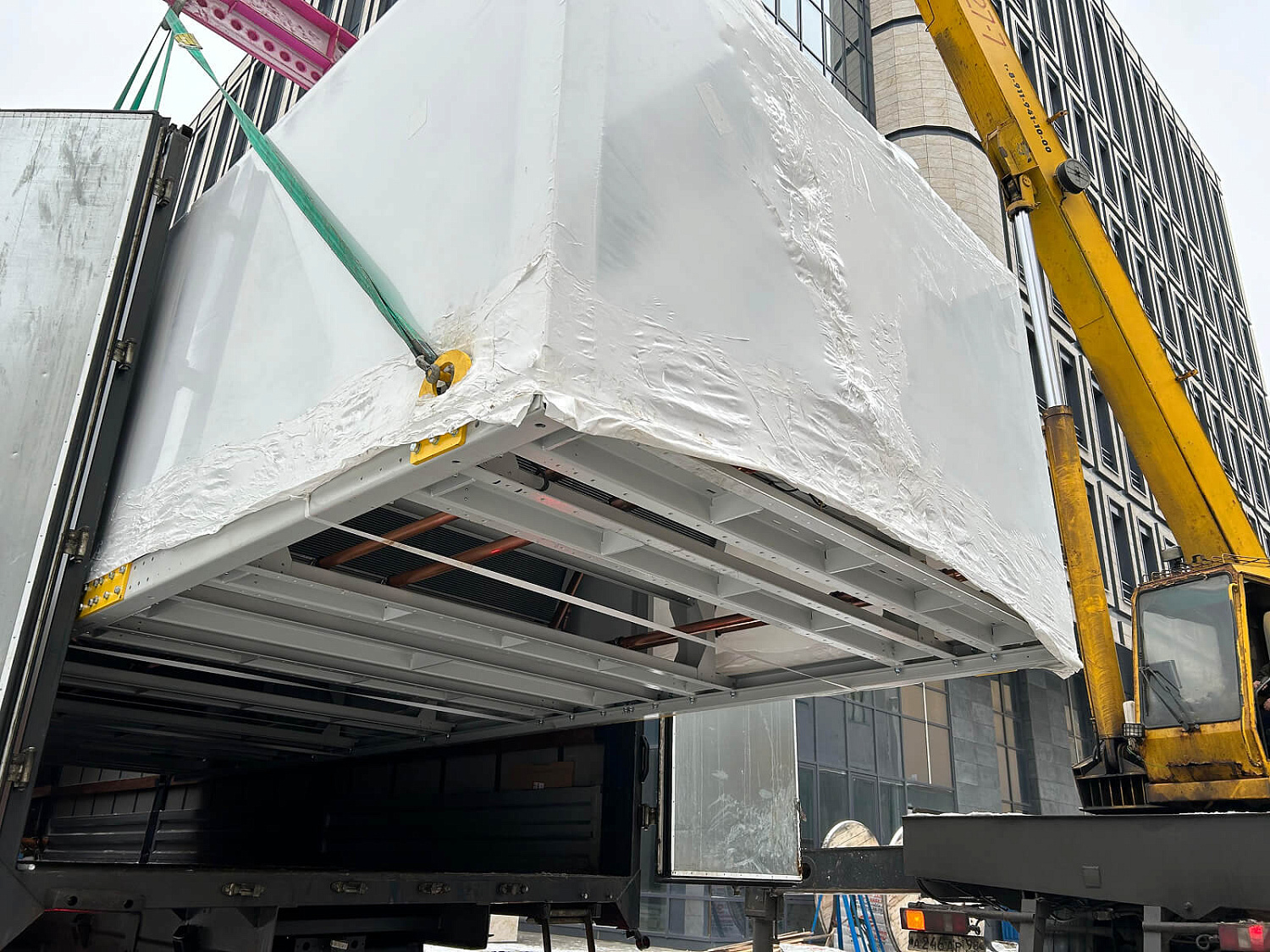 Подъем моноблочного чиллера Thermex Energy TMS на офисное здание